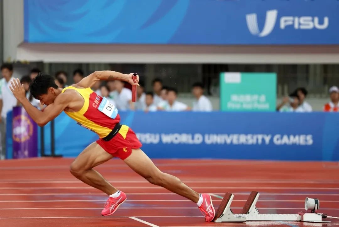 10秒08 天游8学子100米成绩再创佳绩